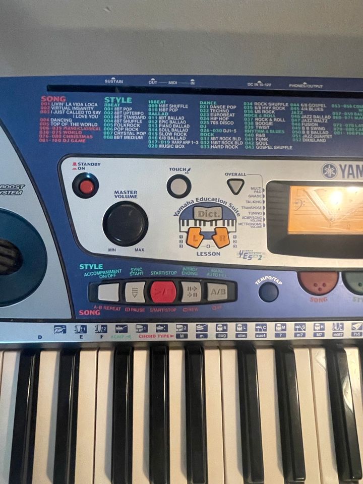 Piano (YAMAHA PSR-260) mit Ständer in gutem Zustand in Wolfenbüttel