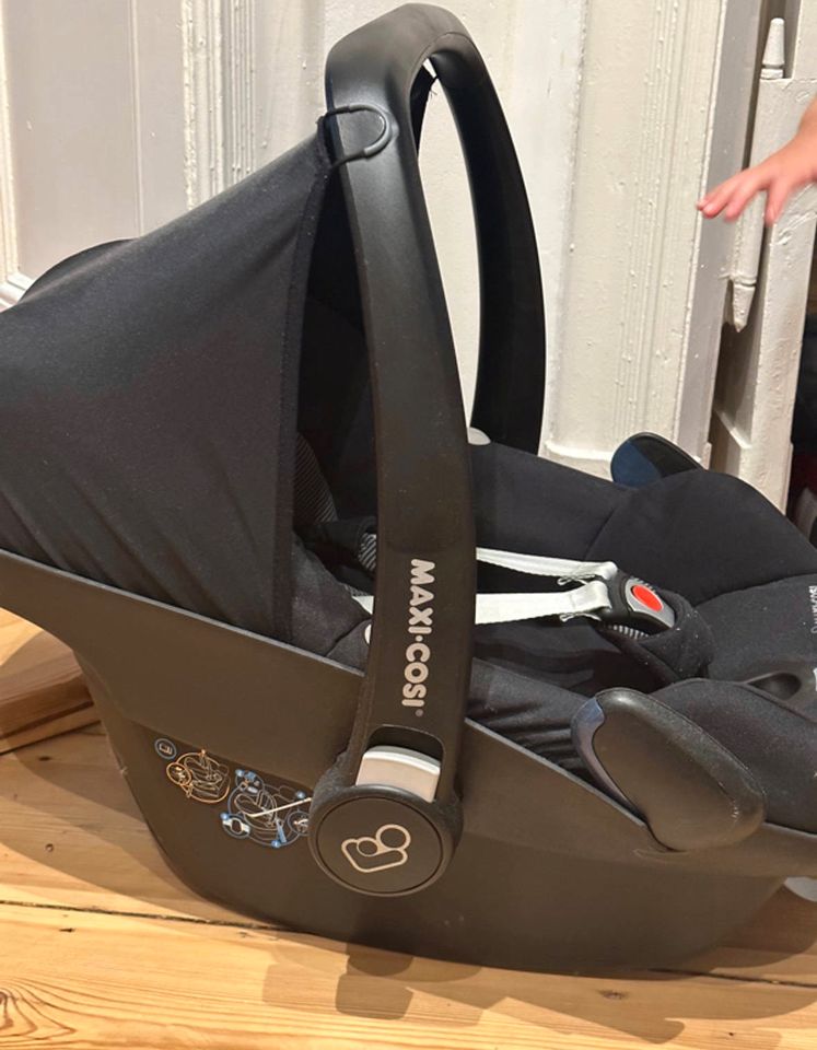 Babyschale Maxi Cosi + Regenschutz in Berlin - Charlottenburg