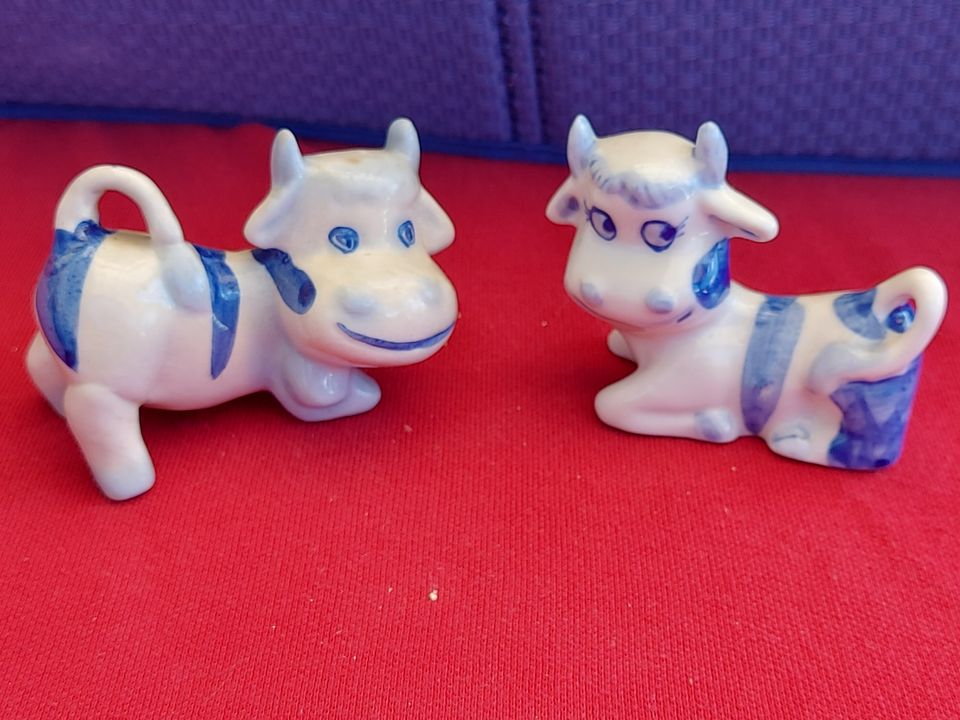 2 Stück blau weiss Keramik Cow Kuh Kühe Figuren Dekoration in Klein Rogahn