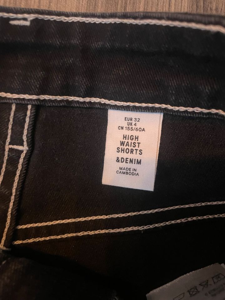 Jeans Shorts kurze Hose schwarz mit weißen Nähten Gr. 32 in Hamburg