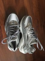 Nike Huarache Damensneacker grau/weiß neu 38 Berlin - Mitte Vorschau