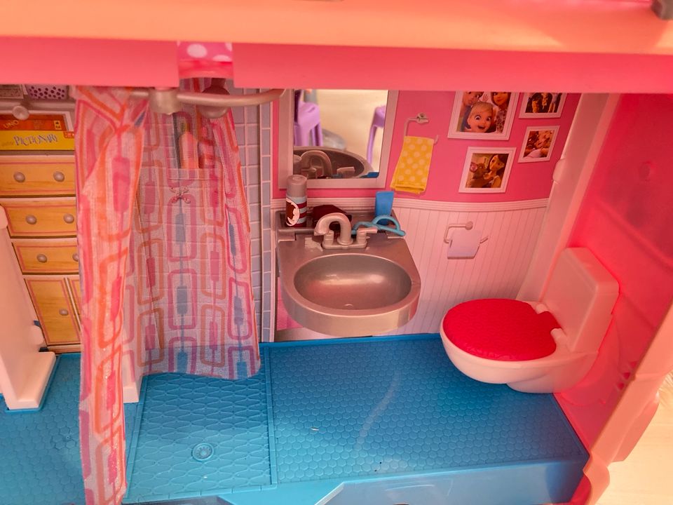 Barbie Dream Camper mit Barbies und Arielle in Pfinztal