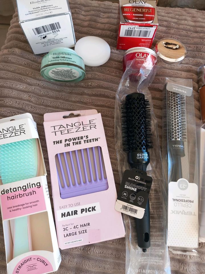 Diverse Kosmetik,Schminke,Tagescreme,Bürsten,Tangle Teezer Kamm in Mirow