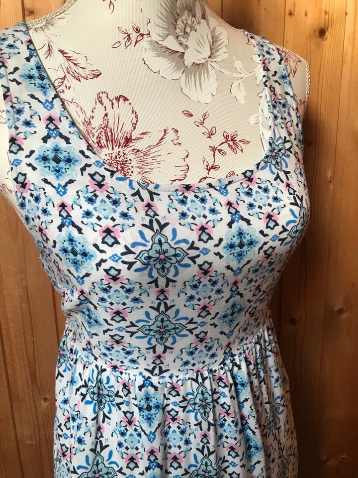 buntes Kleid mit Muster von H&M in Wenzenbach