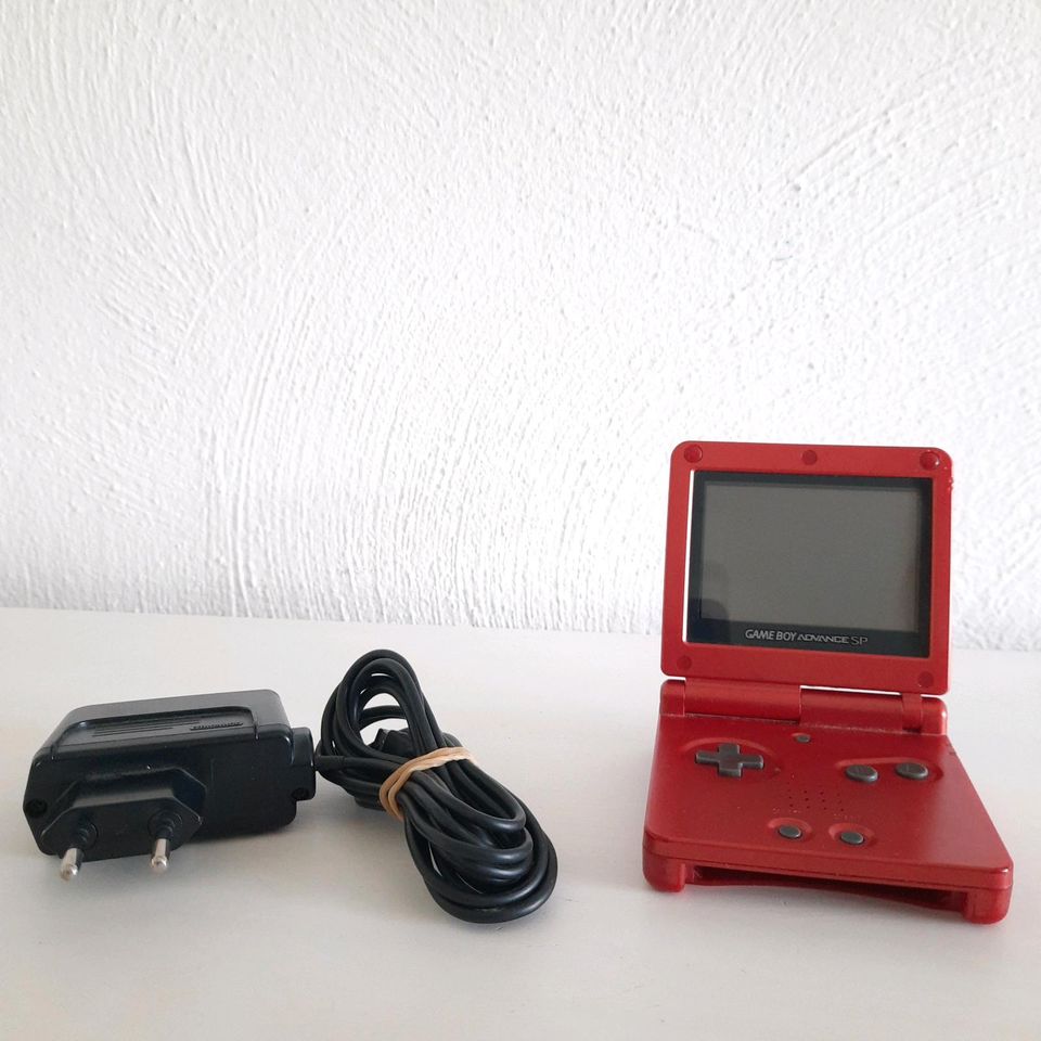 Nintendo Gameboy Advance / rot / + Ladekabel in Alpen