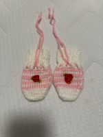 Baby Erstausstattung Handschuhe selbstgestrickt Nordrhein-Westfalen - Brühl Vorschau