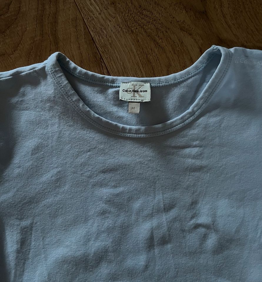 CK Calvin Klein Shirt kurzärmlig hellblau Crop figurbetont Gr. XS in Hamburg