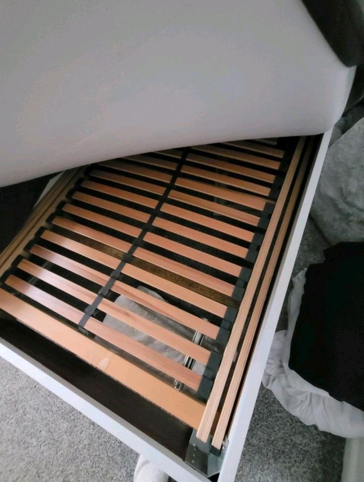 Doppelbett Ehebett 180x200 schwarz/weiß + Lattenrost + Nachttisch in Braunschweig