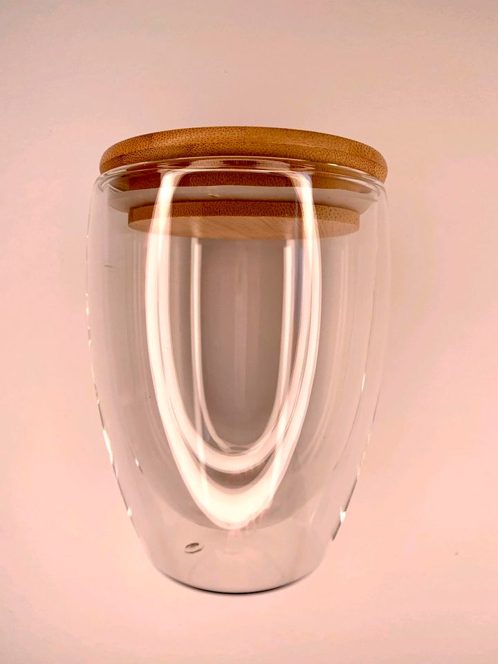 Doppelwandiges Glas mit Bambusdeckel 350 ml in Neunkirchen a. Brand
