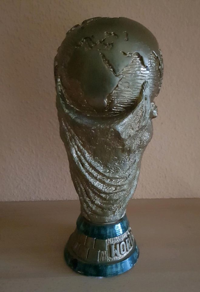 Fifa WM Pokal Trophäe aus Kunstharz 4kg schwer, 38cm hoch in Esens