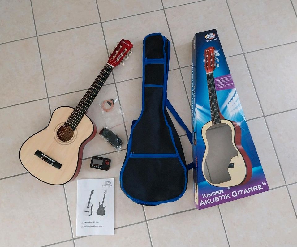 Kinder Akustik Gitarre 1/2 inkl. Tragetasche,Tragegurt,Stimmgerät in Filsen