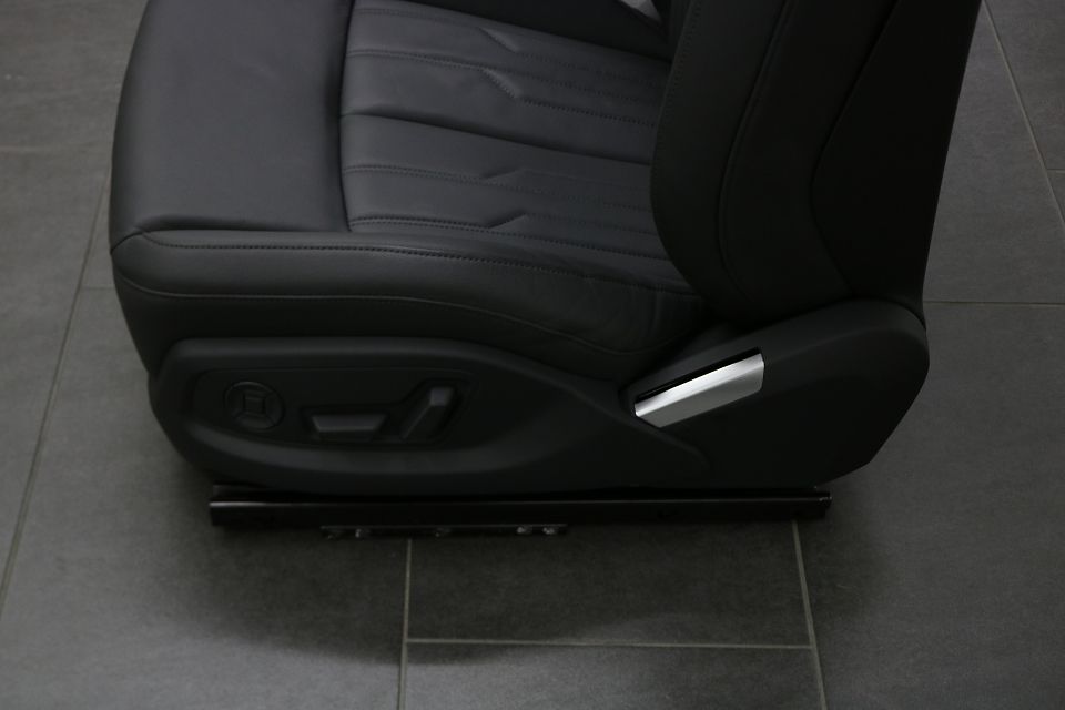 Audi A8 4N Lang Innenausstattung Leder Sitze Komfortsitze SHZ in Aurich
