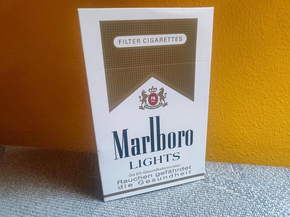 Marlboro, Zigarettenschachtel, großer Karton in Neuhof