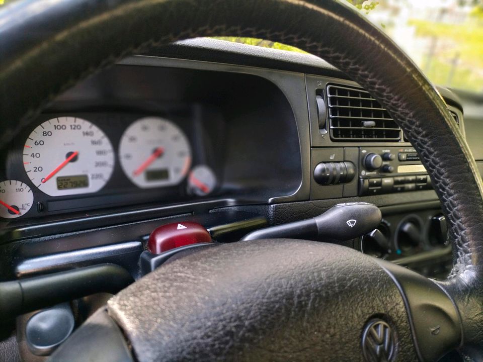 VW Golf 3 Cabrio 1.8 90PS Classic Edition SHZ Nokia Vollleder in Villingen-Schwenningen