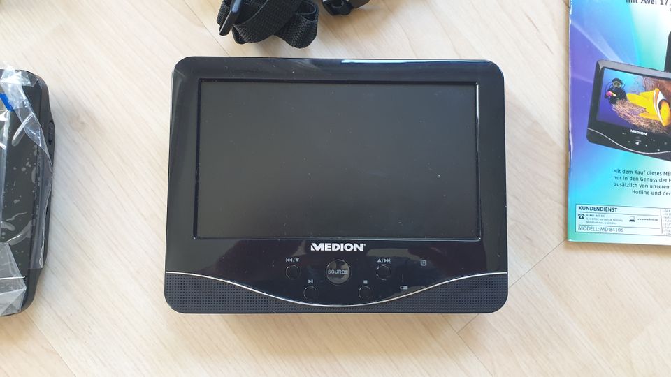 Medion MD 84106 portabler DVD-Player mit 2 Farbmonitoren + Zubeh. in Oberursel (Taunus)