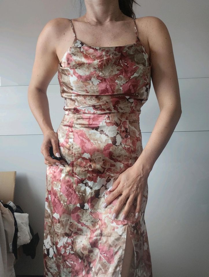 Kleid mit Blumen in Frechen