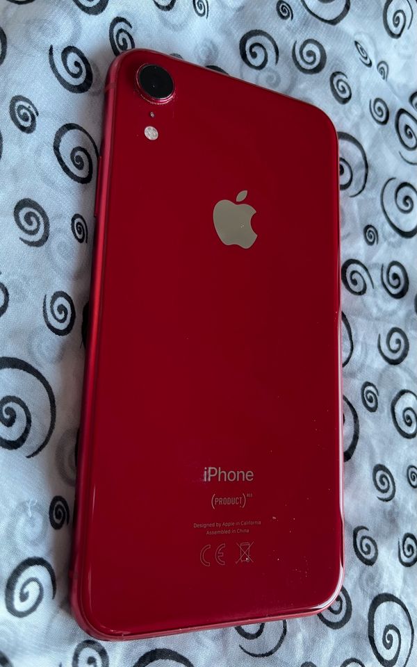 Gebrauchtes iPhone XR 128 GB rot mit Handyhülle in Mechernich