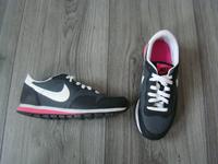 Nike 36 ,5 Damen Schuhe Sneakers Sportschuhe Freizeit schwarz TOP Nordrhein-Westfalen - Menden Vorschau
