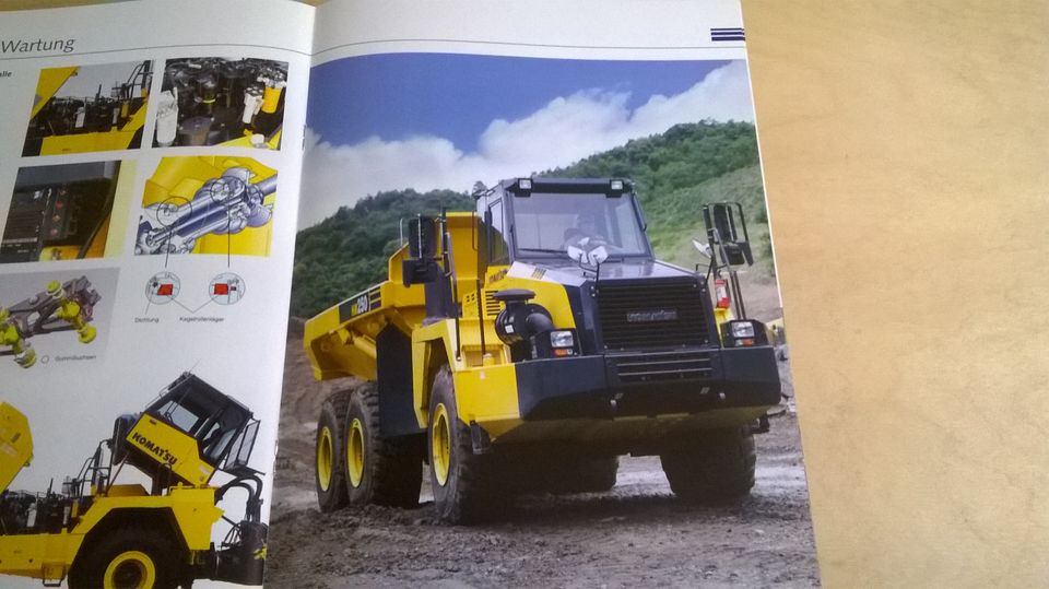 Prospekt " KOMATSU KNICKGELENKTER MULDENKIPPER HM250 " von 2009 in Wunsiedel