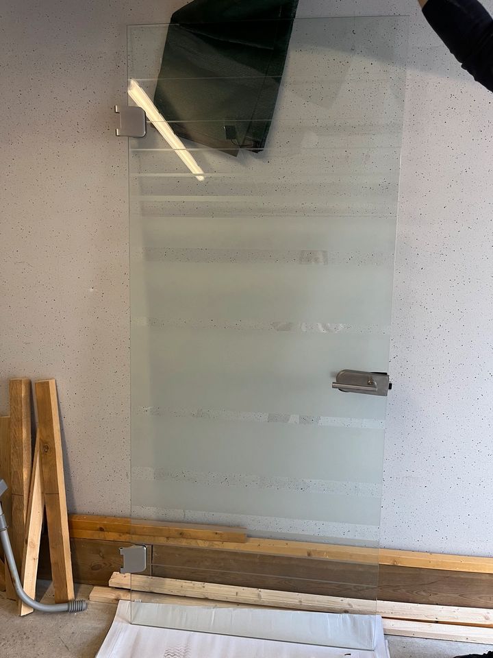 Tolle Glasdrehtür mit Glastürbeschlag in Dortmund