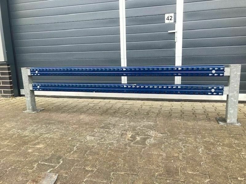 Anfahrschutzleitplanke Regal Schutzplanke lichte Weite 2.400 mm in Hesel