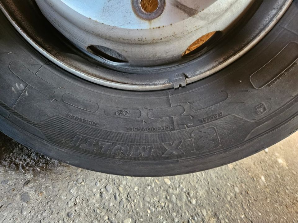 LKW Reifen Michelin 285/70 R19.5 auf Felge und Ersatzfelge in Laaber