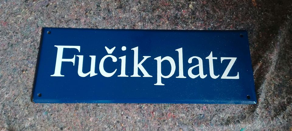 Emailleschild Fučikplatz in Coswig