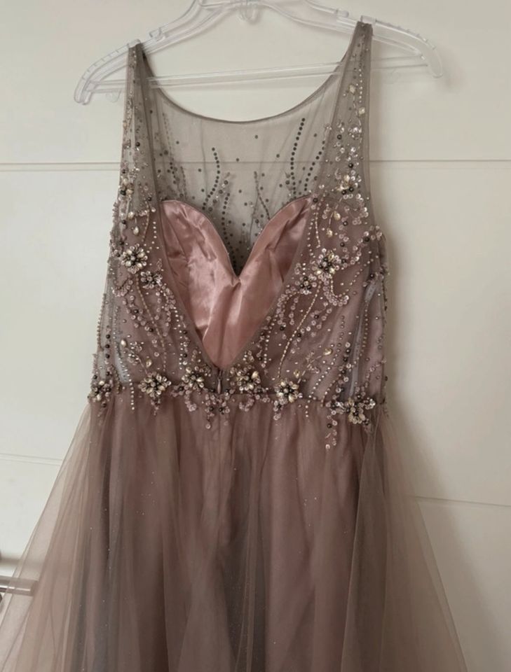 Abschlusskleid / Ballkleid von Unique in Größe 40 in Lage