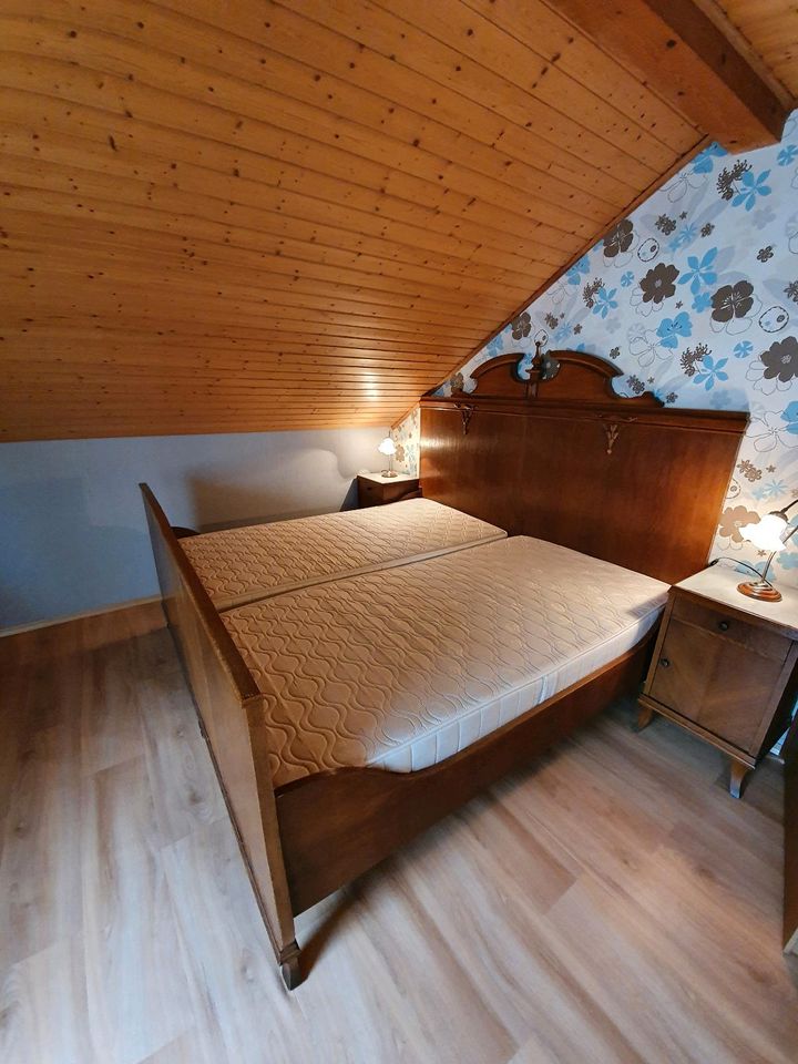 Nostalgisches Schlafzimmer aus Massivholz in Sailauf