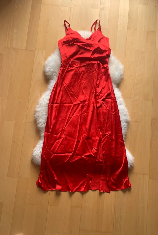 rotes Kleid in Baunatal