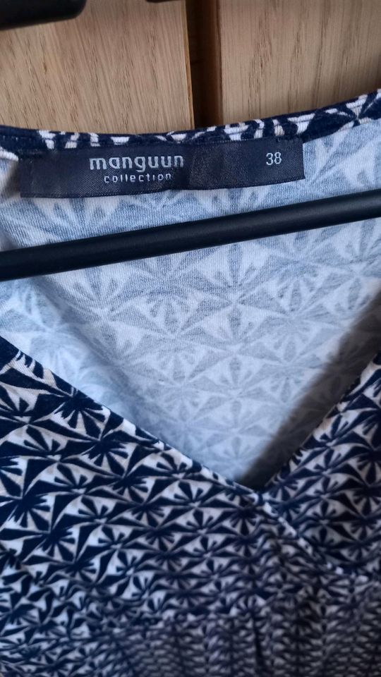 Manguun, Shirt, tailliert, V-Ausschnitt, Größe M in Peitz