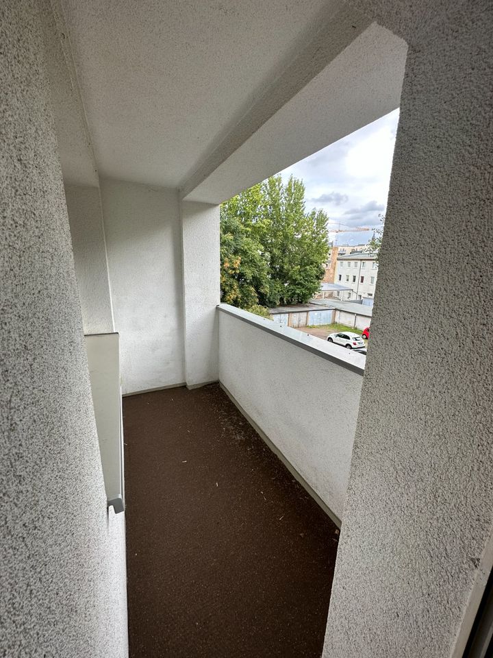 helle 2 Zimmerwohnung mit Balkon (Merseburger Str. 15) in Halle