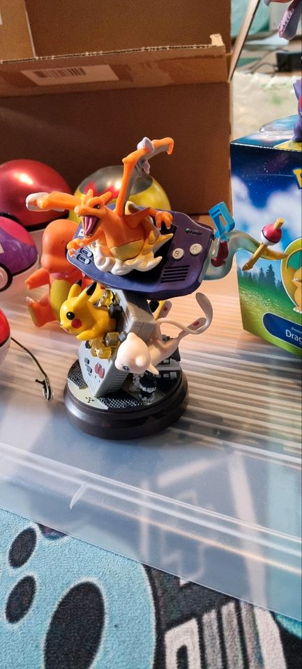 Pokemon Sammlung Pokebälle + Figuren + Lampe in Nettetal