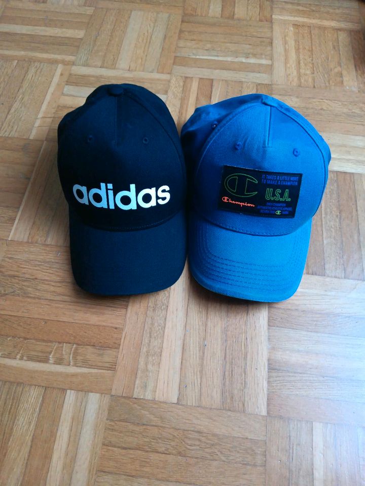 Beide Cappies Adidas und Chapion Cappie. in Essen