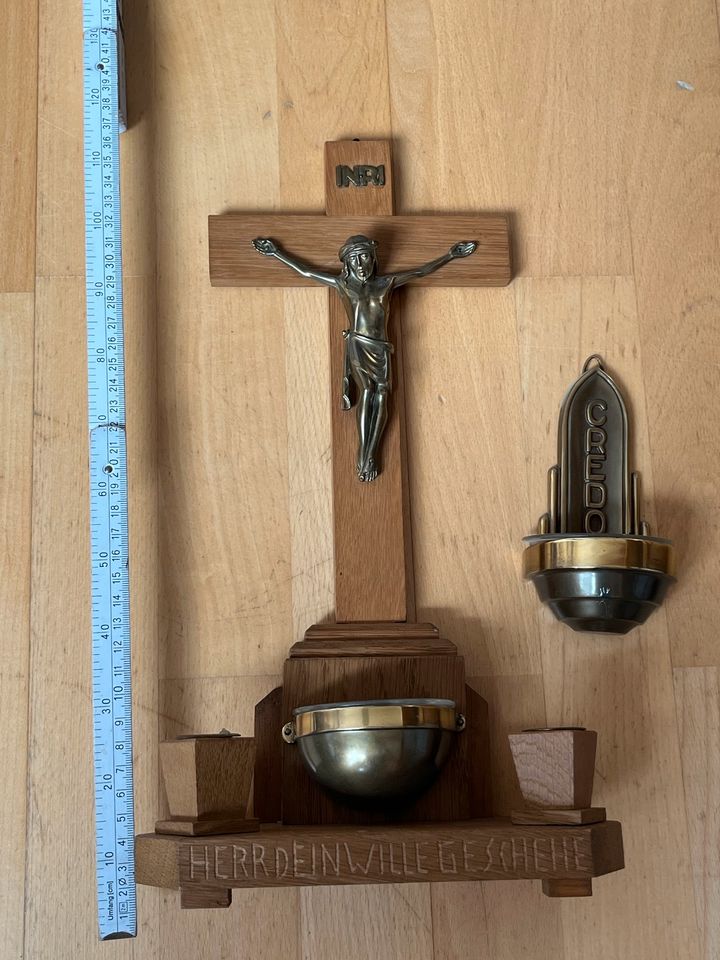 Jesus am Kreuz - Gebetsecke - Weihwasserbehälter religiös in Plankstadt