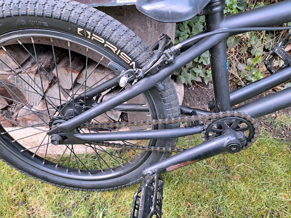 BMX Rad mit neuen Pedalen und neuen Lenkergriffen in Mönchengladbach