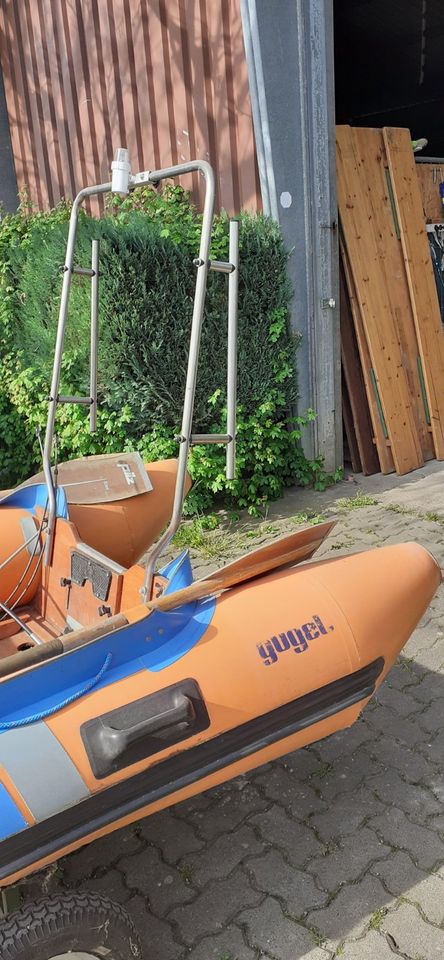 Schlauchboot Gugel mit Holzboden und Kiel in Groß-Umstadt