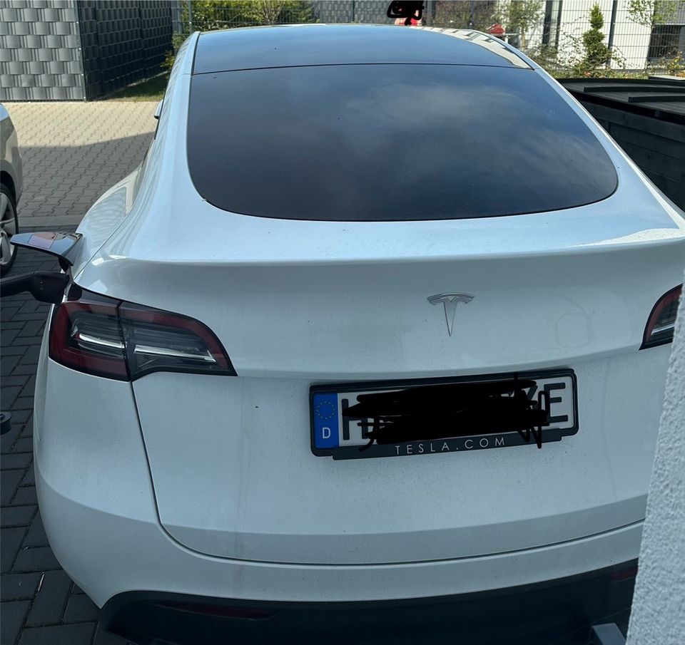 Tesla Model Y SR - Neuwertig in Ronnenberg