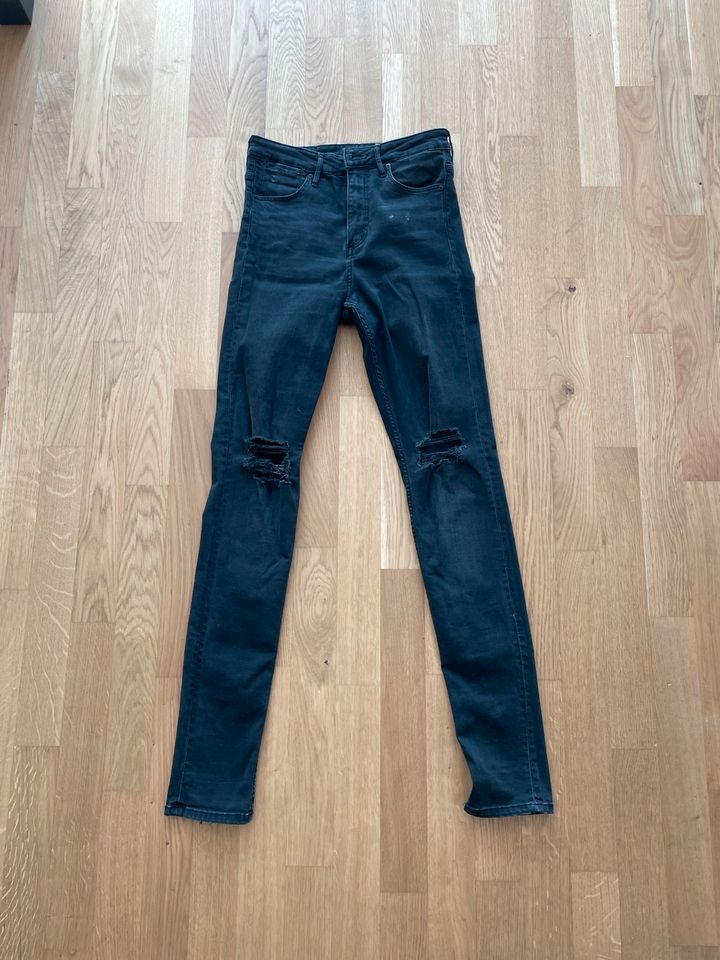 Jeans schwarz H&M zerrissene Knie skinny high waste 28/34 in Süd -  Niederrad | eBay Kleinanzeigen ist jetzt Kleinanzeigen