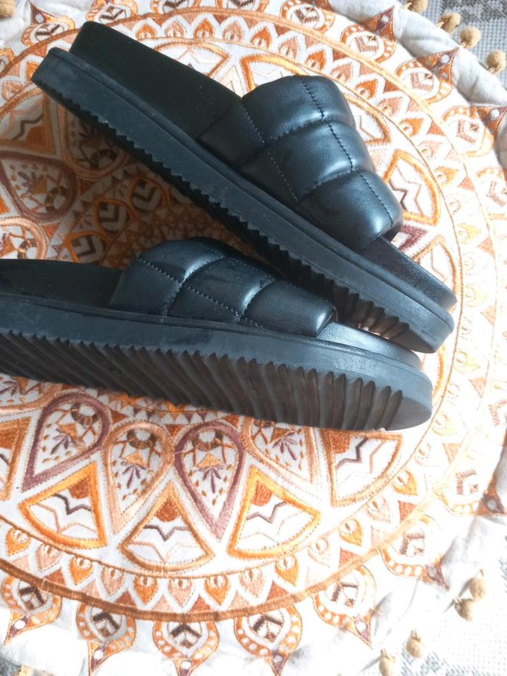Neu! H&M Sommer Pantoletten Gr. 39 schwarze PufferBadeschlappen in Schortens