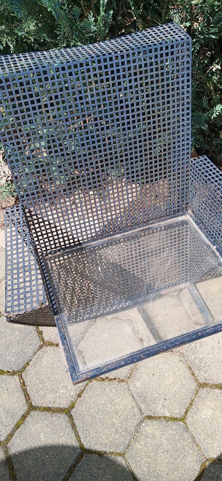 Garten Stühle Bänke aus Stahlgitter und Plexiglas in Nörten-Hardenberg