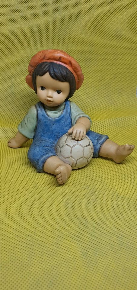 Goebel Figuren/Junge mit Ball in Marl