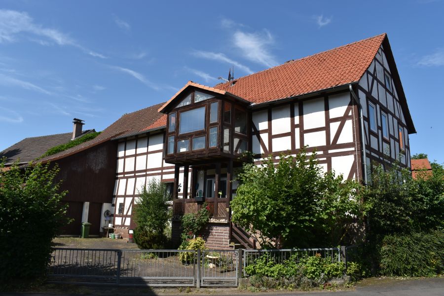 Idyllische Oase am Bachlauf: Historisches Bauernhaus mit Backhaus und Laube in Friedland