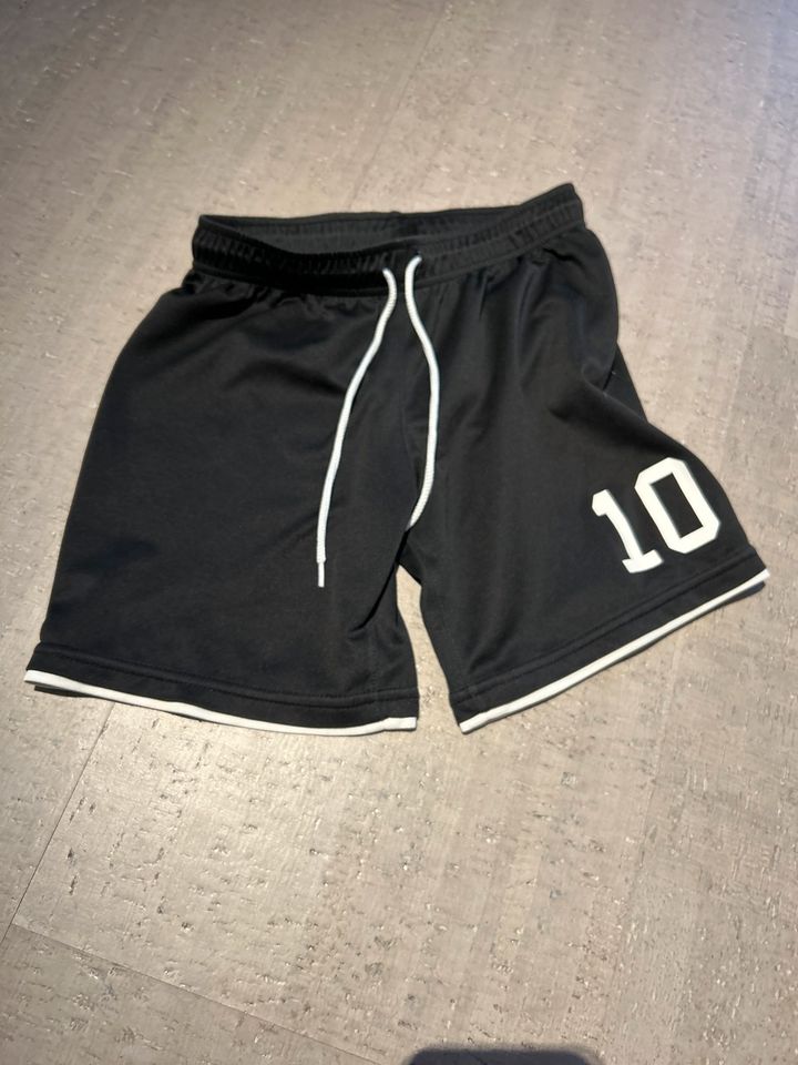 Shorts HM 122/128 - gut in Hessisch Oldendorf