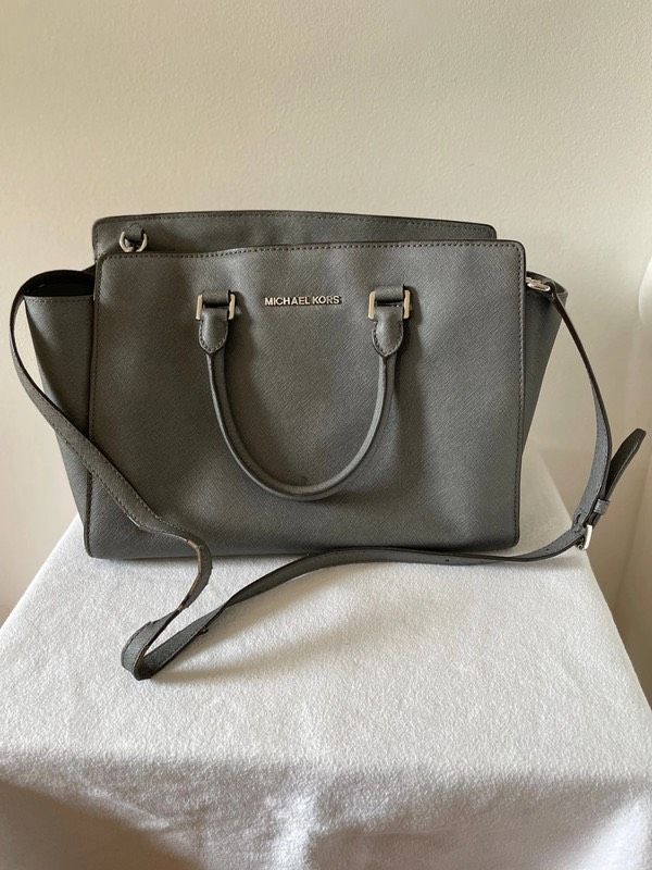 Michael Kors Umhängetasche Selma Pearl Grey in Lauf a.d. Pegnitz