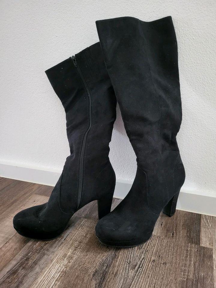 Hohe Stiefel in schwarz 38 in Linden