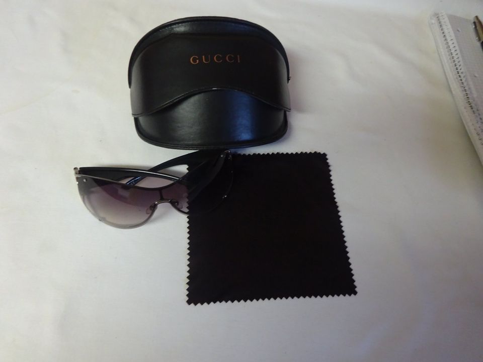 Sonnenbrillen von Gucci und Fossil mit Etui in Gifhorn