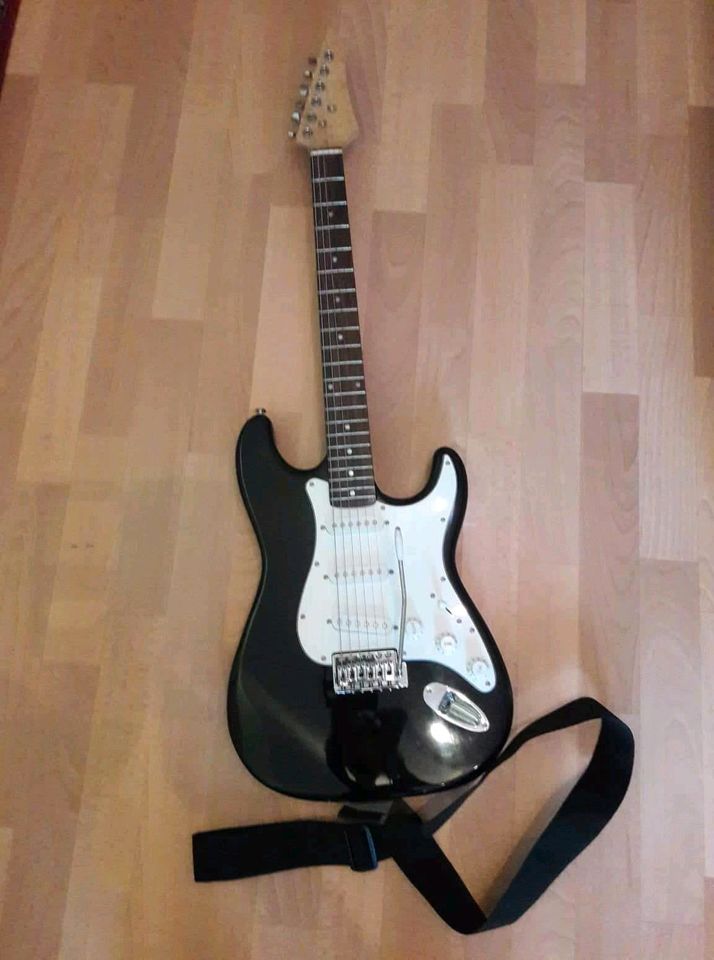 E Gitarre mit Tasche in Zella-Mehlis