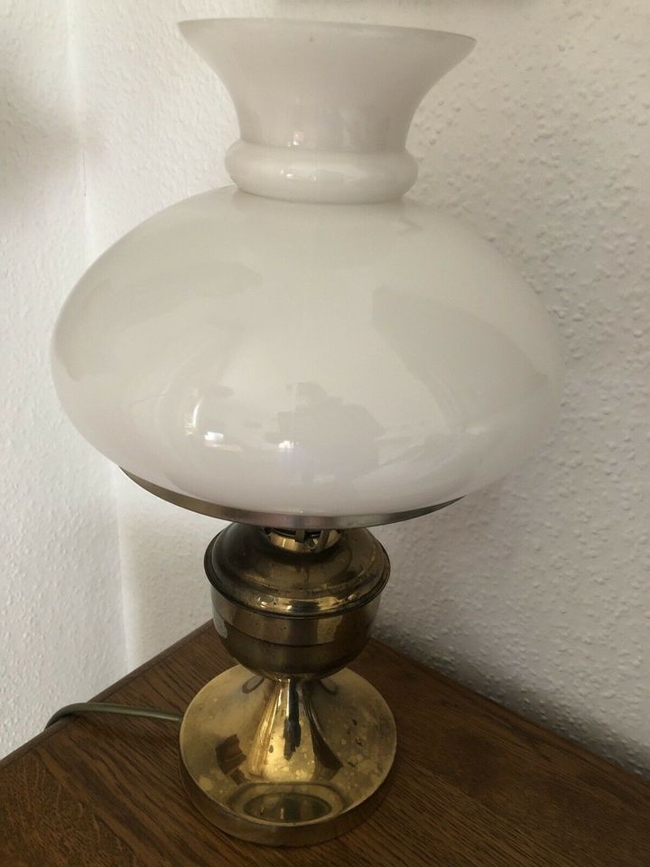 Tischlampe, Messingfuß, Glasschirm weiß in Sundern (Sauerland)