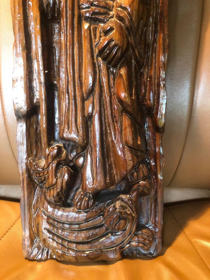 Auf einem Holzbrett ist ein Engel in einem Boot geschnitzt. Antik in Köln